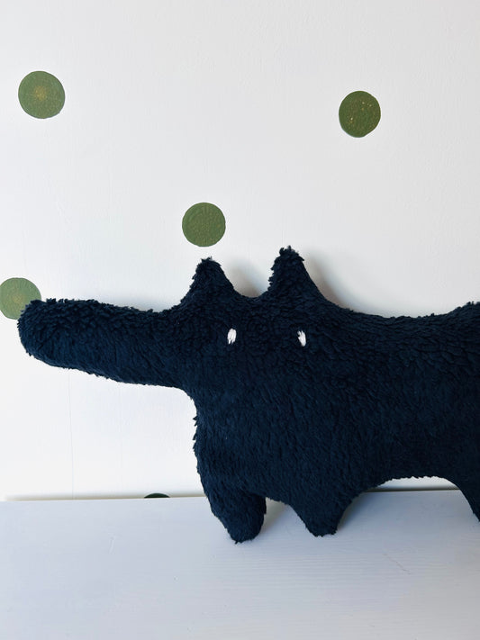Handgemachtes Wolf-Kuscheltier Wolfgang aus Bio-Baumwolle – Studio Hahn Hamburg – Ansicht 2