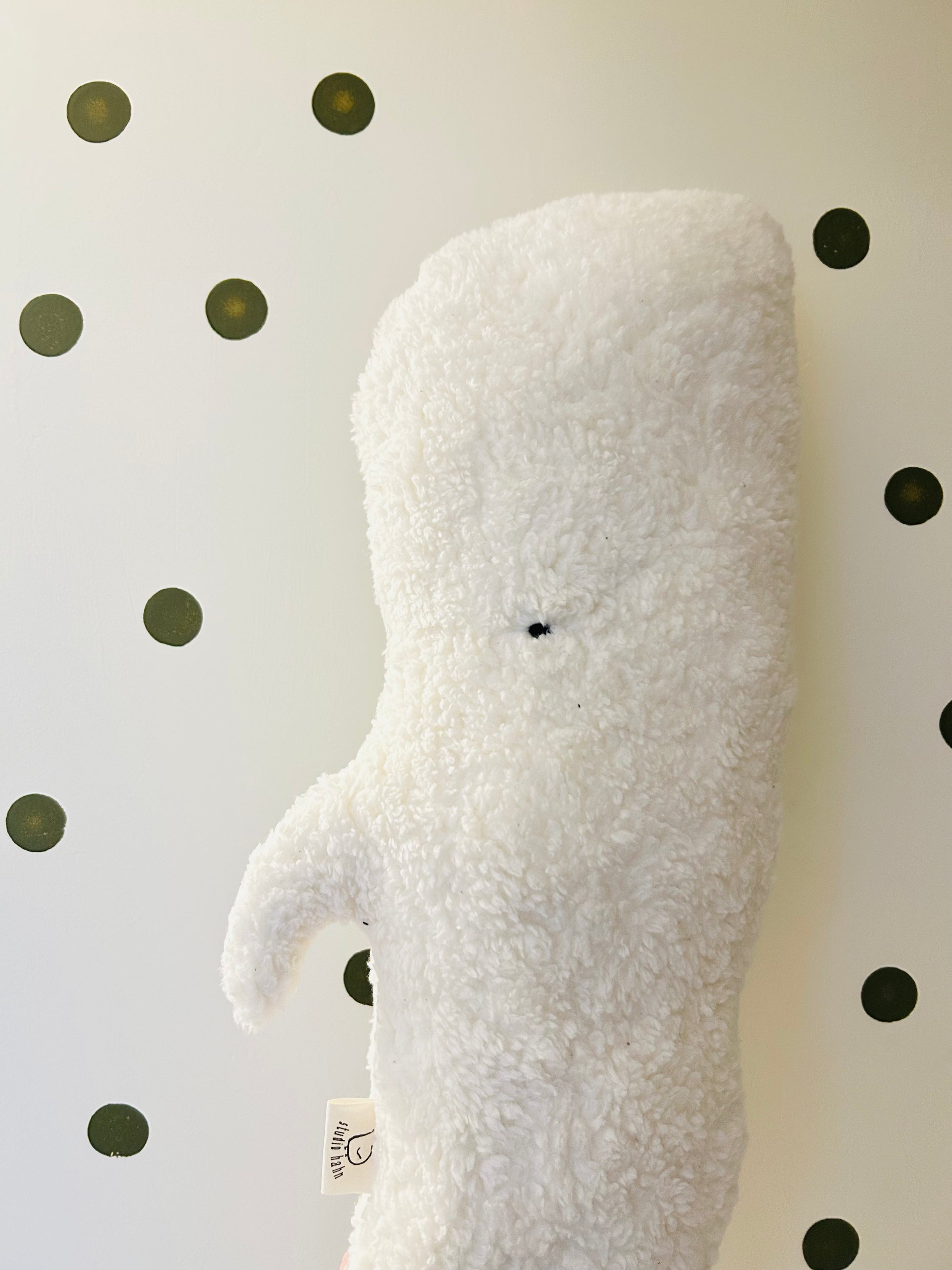 Handgemachtes Wal-Kuscheltier Kalle aus Bio-Baumwolle – Studio Hahn Hamburg – Ansicht 2
