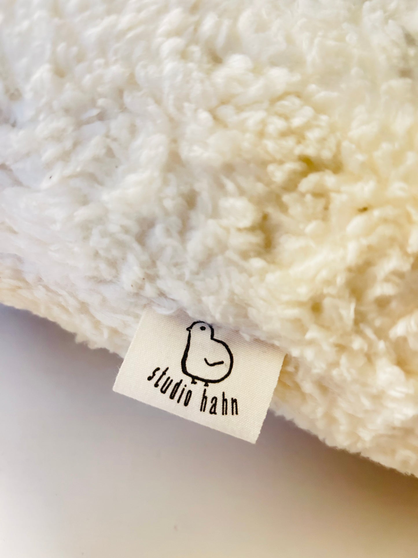 Handgemachtes Wal-Kuscheltier Kalle aus Bio-Baumwolle – Studio Hahn Hamburg – Ansicht 3