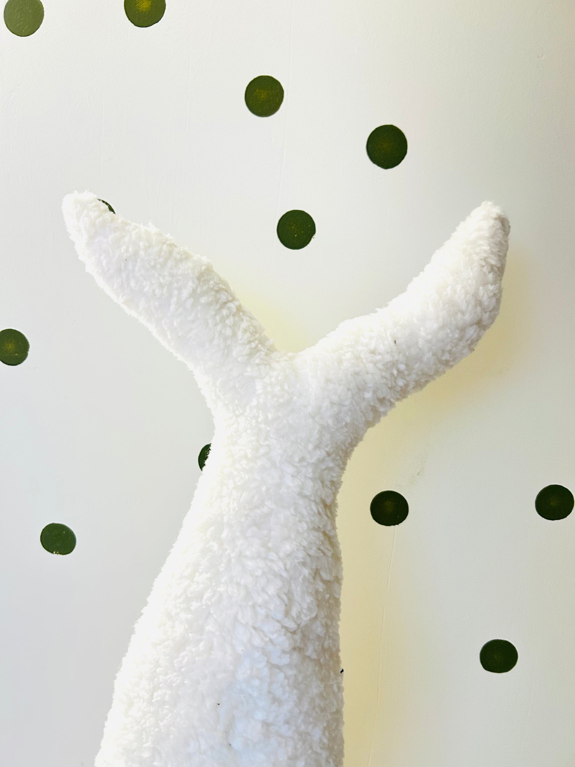 Handgemachtes Wal-Kuscheltier Kalle aus Bio-Baumwolle – Studio Hahn Hamburg – Ansicht 4