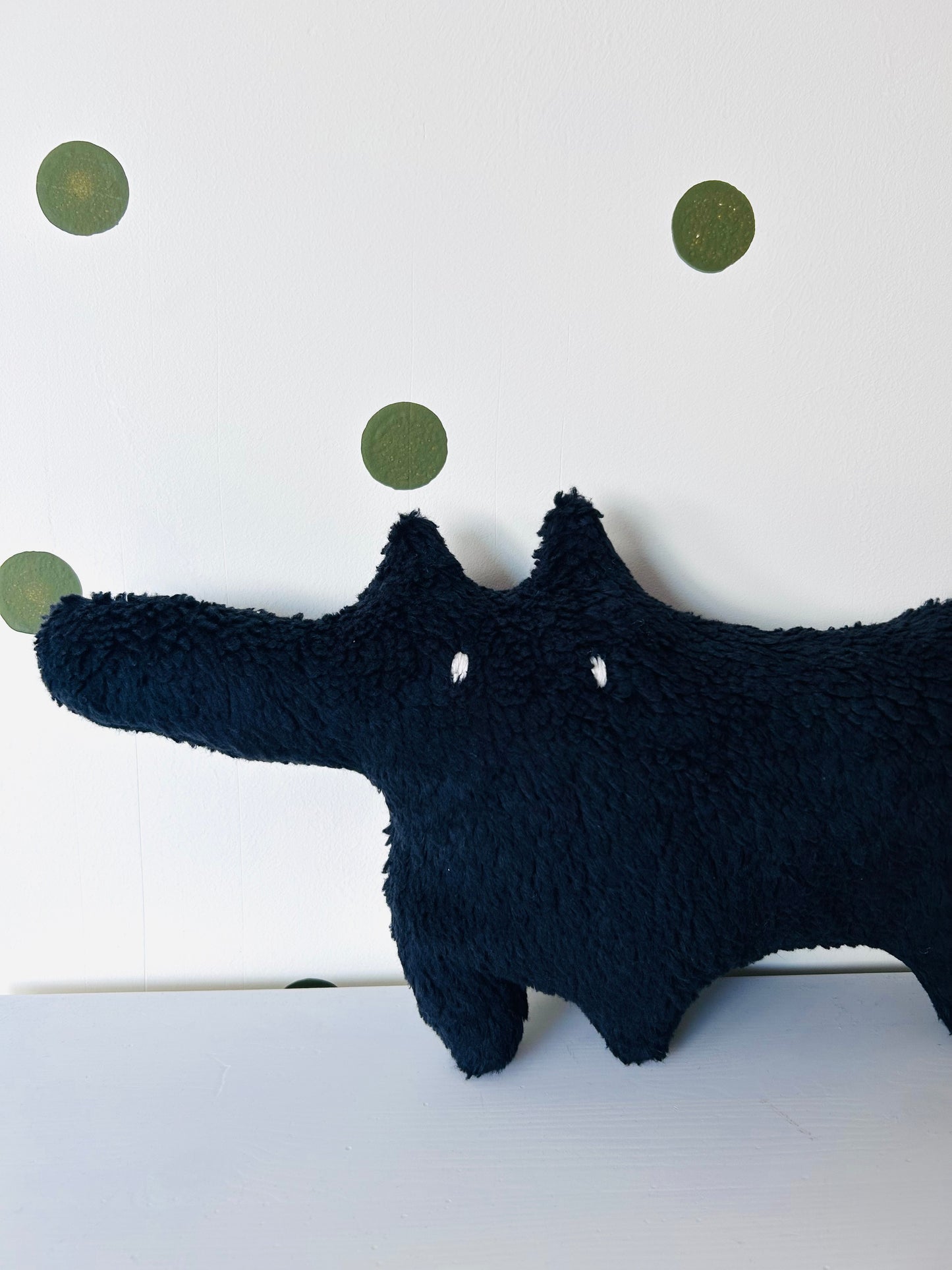 Handgemachtes Wolf-Kuscheltier Wolfgang aus Bio-Baumwolle – Studio Hahn Hamburg – Ansicht 2